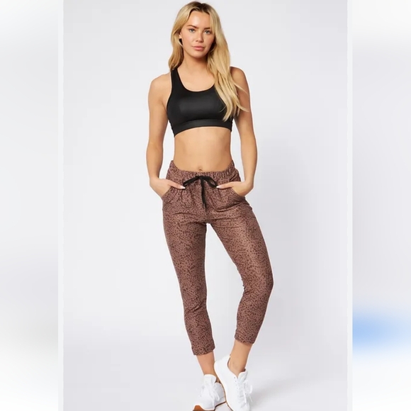 NWT Scorpio Sol Fare Crop Jogger Mocha Ditsy Cheetah - Picture 2 of 9
